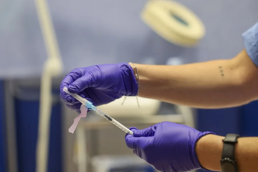 Una vacuna intranasal experimental elimina el virus de la covid-19 en ratones