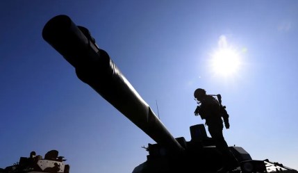 La Unión Europea aumenta su programa de inversiones para dirigir más a defensa e industria limpia. En la imagen, Un militar francés durante un ejercicio militar de la OTAN en Capuk Midia, Rumanía, en una imagen de archivo. EFE/EPA/Robert Ghement