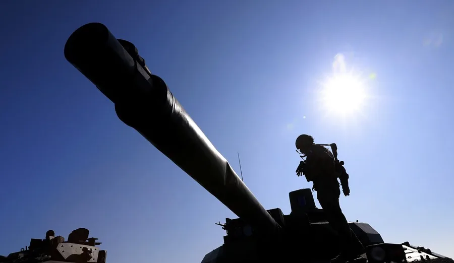 La Unión Europea aumenta su programa de inversiones para dirigir más a defensa e industria limpia. En la imagen, Un militar francés durante un ejercicio militar de la OTAN en Capuk Midia, Rumanía, en una imagen de archivo. EFE/EPA/Robert Ghement