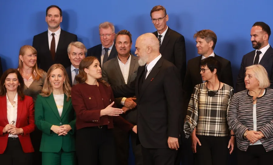 Unión Europea comienza a negociar sobre políticas verdes con Albania para su adhesión. En la imagen, El primer ministro de Albania, Edi Rama (c-d), y la ministra danesa de Exteriores, Marie Bjerre (c-i), este martes en Bruselas, Bélgica. EFE/EPA/OLIVIER HOSLET