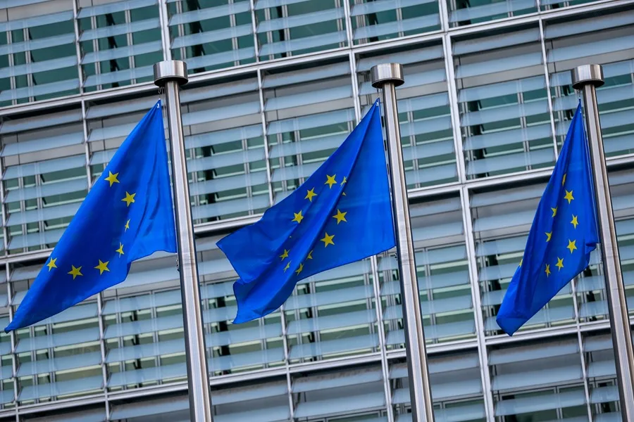 Unión Europea se prepara ante una posible amenaza por las maniobras militares entre Rusia y Bielorrusia. En la imagen, Banderas de la Unión Europea ondean frente al edificio de la Comisión Europea en Bruselas, Bélgica. EFE/EPA/STEPHANIE LECOCQ