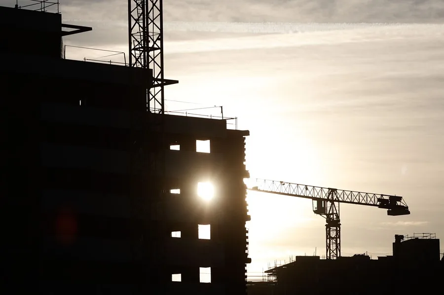 Veintisiete dan luz verde para redirigir fondos de cohesión a defensa o vivienda. En la imagen, Vista de un bloque de viviendas en construcción en Madrid, España, en una imagen de archivo. EFE/Mariscal