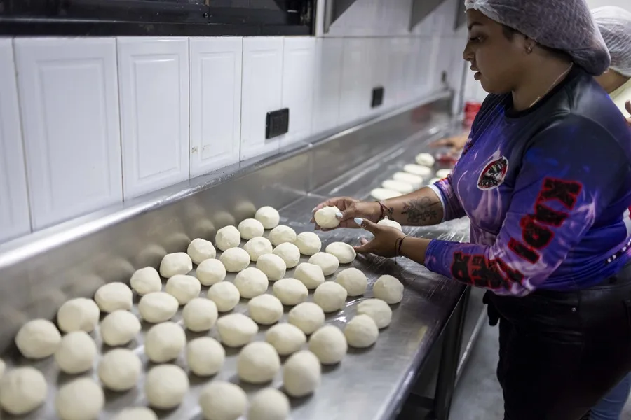 Un grupo de venezolanos se une por la meta de preparar 20.000 arepas en su Día Mundial
