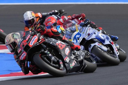 Victoria del italiano Marco Bezzecchi en la carrera 'sprint' del Gran Premio de San Marino de MotoGP