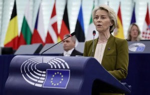 La presidenta de la Comisión Europea, Ursula von der Leyen, aseguró este miércoles que la Unión Europea está inmersa "en una lucha por su futuro" y advirtió de que, aunque Europa es "fundamentalmente un proyecto de paz", ya no hay "ni espacio para ni tiempo para la nostalgia" por el pasado.