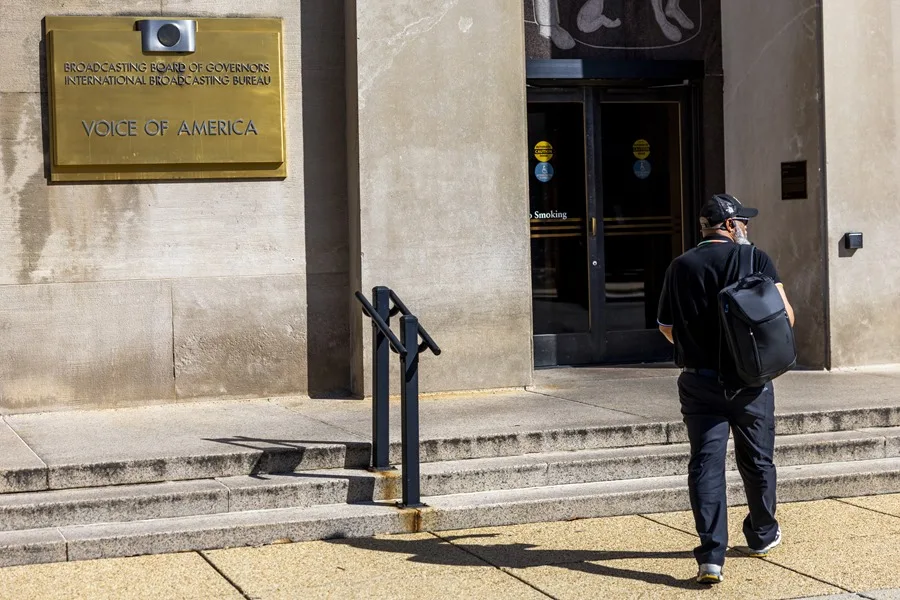 Un juez de EE.UU. bloquea el despido de más de 500 empleados de la Voz de América