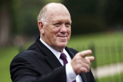 Fotografía de archivo del zar fronterizo de la Casa Blanca, Tom Homan, gesticula mientras habla con los medios de comunicación frente a la Casa Blanca, en Washington, DC, EE.UU. EFE/EPA/WILL OLIVER