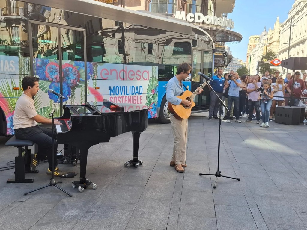 Hey Kid en la actuación sorpresa esta mañana en la Red de San Luis (estación de Metro de Gran Vía), organizada por la Empresa Municipal de Transportes (EMT), Endesa y el festival 'El Jardín de las Delicias. EFE/Daniel Gómez-Fontecha