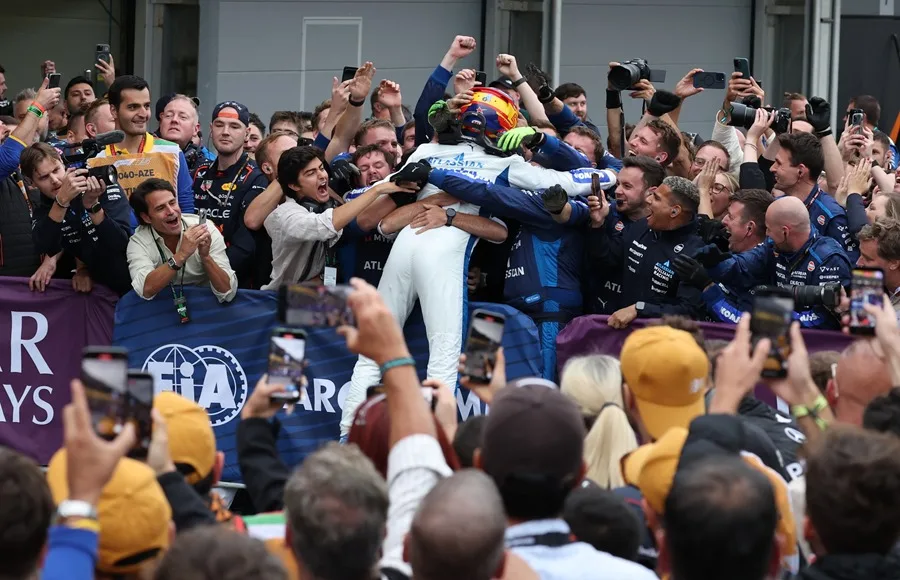 El piloto Carlos Sainz celebra con sus compañeros tras conseguir el tercer puesto en el Gran Premio de Azerbaiyán de Fórmula 1