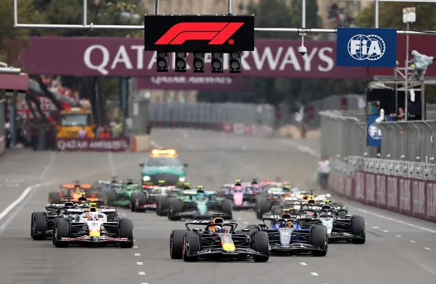 El piloto de Red Bull Racing Max Verstappen lidera la salida del Gran Premio de Fórmula Uno de Azerbaiyán en Bakú, Azerbaiyán.