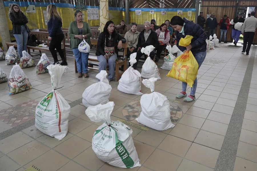 Colombia: Donde el hambre llama a la puerta, camiones llenan mesas vacías