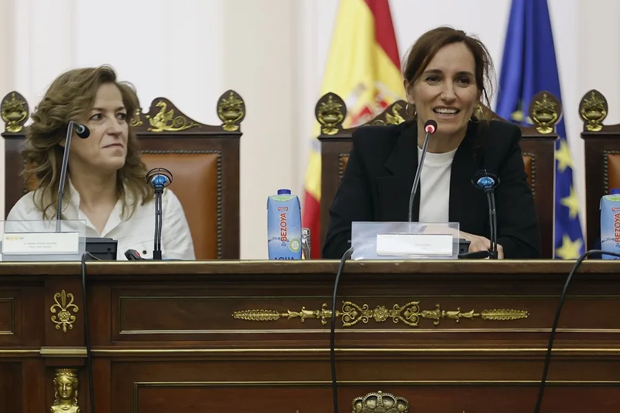 La ministra de Sanidad, Mónica García junto a la directora del Instituto Nacional de Gestión Sanitaria (INGESA), Isabel Muñoz (i)