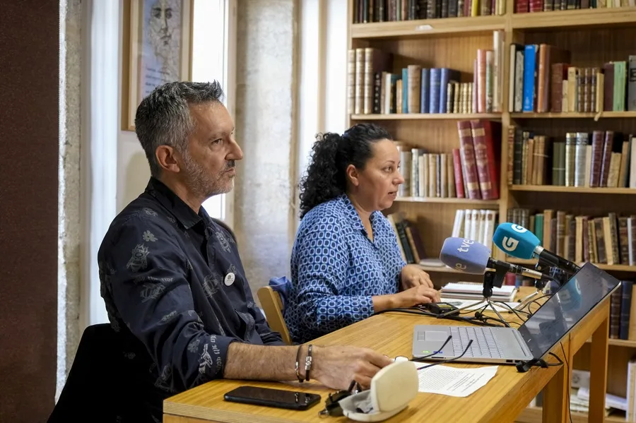 Fins Eirexas (i) y Belén Rodríguez, de la Asociación para a Defensa Ecolóxica de Galiza (Adega), valoran en una rueda de prensa la afectación de los incendios de este verano.