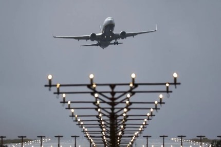 Un avión de Ryanair aterriza en el aeropuerto de Lavacolla.