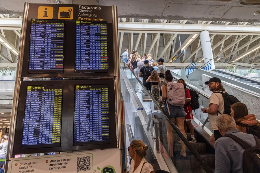 Vista de un panel con información de vuelos en el aeropuerto de Palma