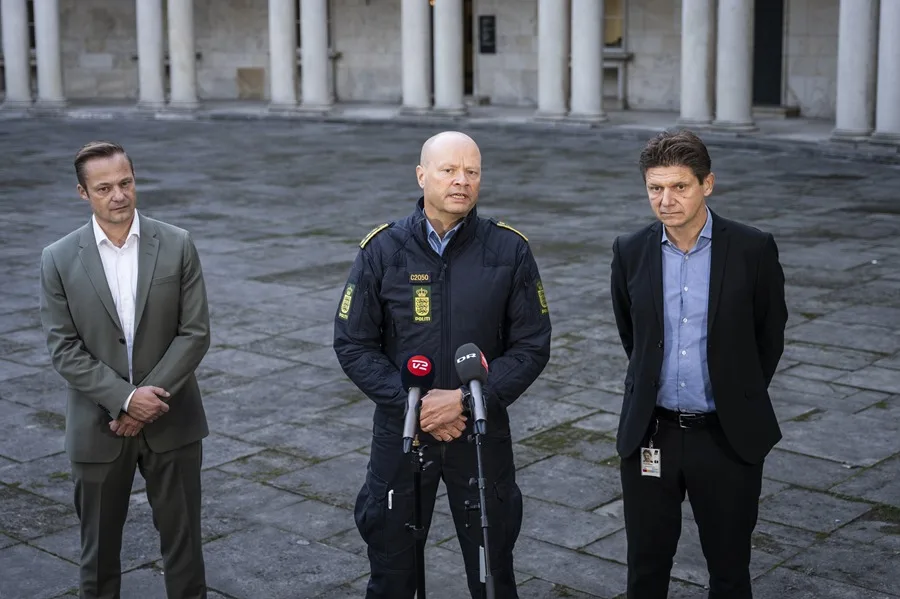 El director de operaciones de Naviair, Morten Fruensgaard (izq.), el inspector de policía Jens Jespersen (centro) y el director de operaciones de Naviair, Kristoffer Plenge-Brandt (der.), asisten a una rueda de prensa en la Jefatura de Policía de Copenhague, Dinamarca