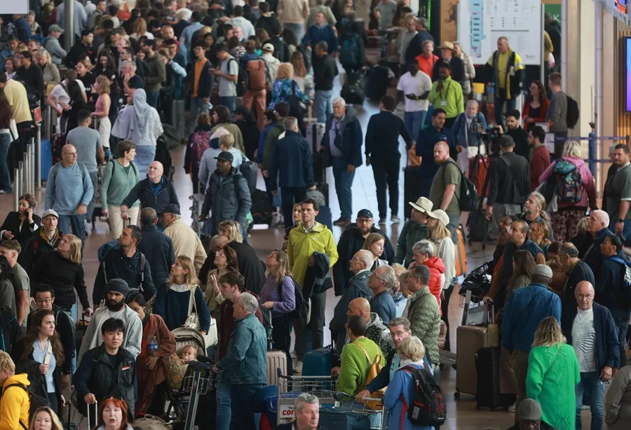 Pasajeros hacen cola en el aeropuerto de Bruselas, donde decenas de vuelos fueron cancelados tras un ciberataque que afectó a varios aeropuertos de Europa. 