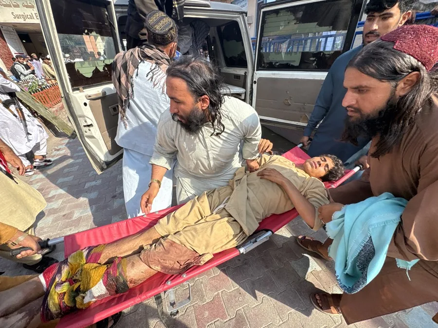 Rescate de personas tras el terremoto en Afganistán