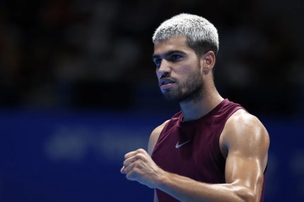 El español Carlos Alcaraz celebra un punto contra el estadounidense Taylor Fritz