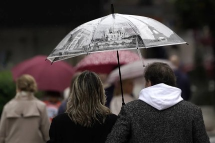 Viandantes con paraguas.