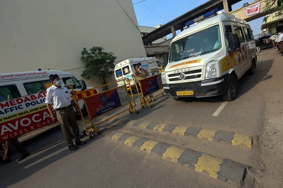 Ambulancias en las puertas de un hospital en la India.