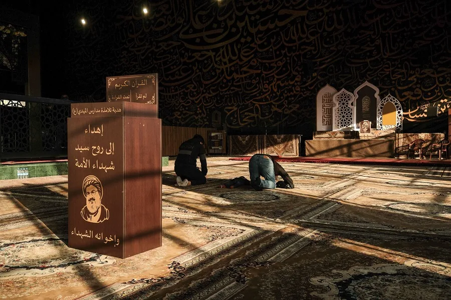 Un grupo de hombres rezan en el mausoleo del fallecido líder de Hizbulá, Hasán Nasrala.