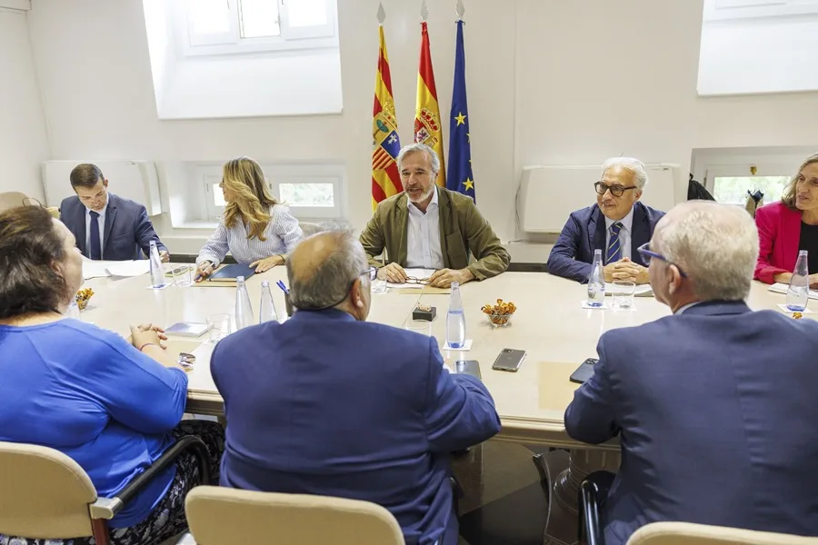 El presidente de Aragón, Jorge Azcón (c), y miembros de su gobierno se reúnen con los principales representantes de la industria porcina este lunes en Zaragoza.