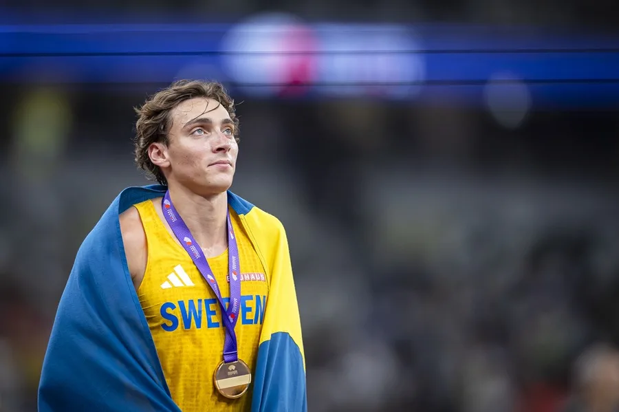El sueco Armand Duplantis celebra tras ganar el oro en salto con pértiga masculino en el tercer día del Campeonato Mundial de Atletismo Tokio