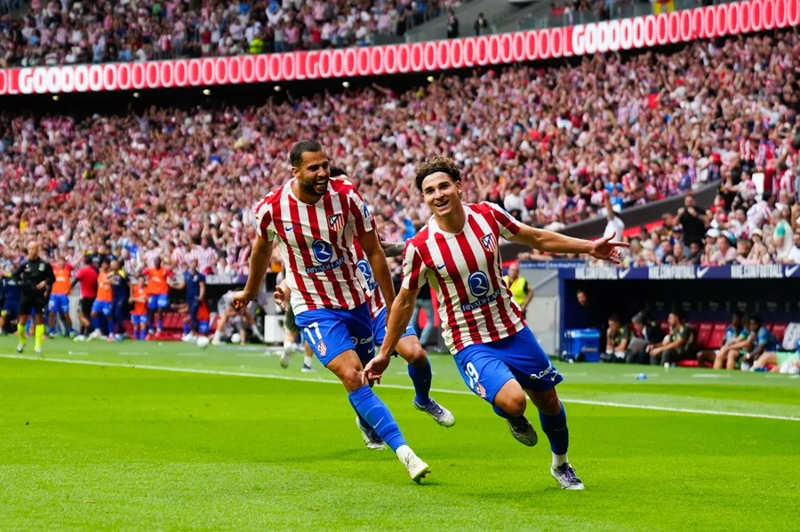El delantero del Atlético de Madrid Julián Álvarez (d) celebra su gol.
