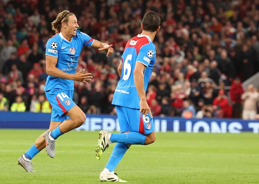Marcos Llorente del Atlético de Madrid celebra con sus compañeros tras marcar el 2-2 durante el partido de la fase de liga de la UEFA Champions League entre el Liverpool y el Atlético de Madrid en Liverpoo