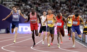 Mohamed Attaoui de España, Marco Arop de Canadá y Tiarnan Crorken de Gran Bretaña compiten en las eliminatorias masculinas de 800 m en el Campeonato Mundial de Atletismo 2025 en Tokio,