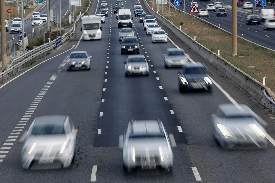 automoción europea cree inviable el plan de la UE para prohibir las emisiones de CO2 en 2035. En la imagen, Vehículos circulan en la entrada de la Nacional III en Madrid, España, el pasado 29 de agosto. EFE/Chema Moya