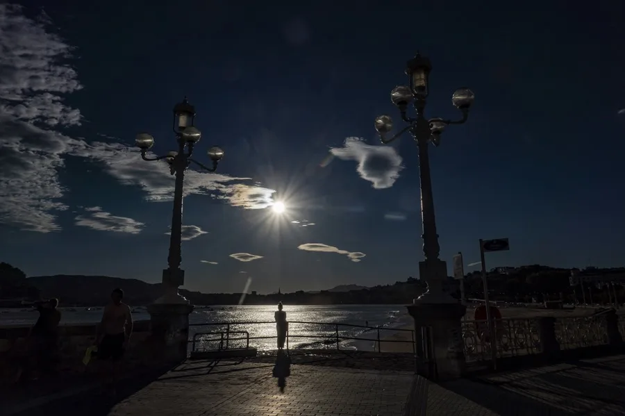 Una mujer observa este miércoles la playa de Ondarreta