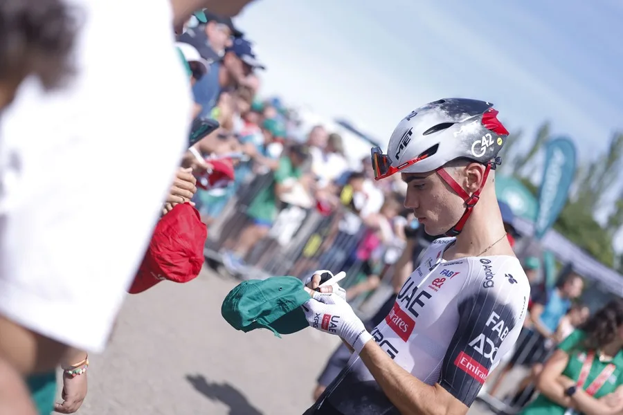El ciclista Juan Ayuso durante la salida de la décima etapa de La Vuelta a España, entre el Parque de la Naturaleza Sendaviva (Navarra)