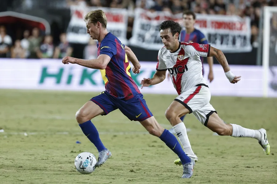 El delantero del Rayo Vallecano Pedro Díaz (d) persigue a Frenkie de Jong (i), del FC Barcelona.