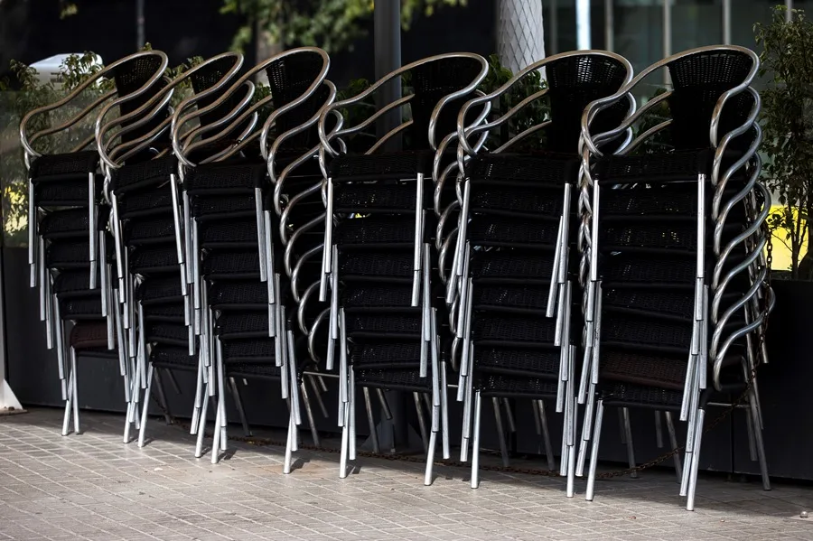 Vista de las sillas de una terraza de Barcelona.