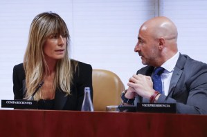 Begoña Gómez (i), esposa del presidente del gobierno Pedro Sánchez