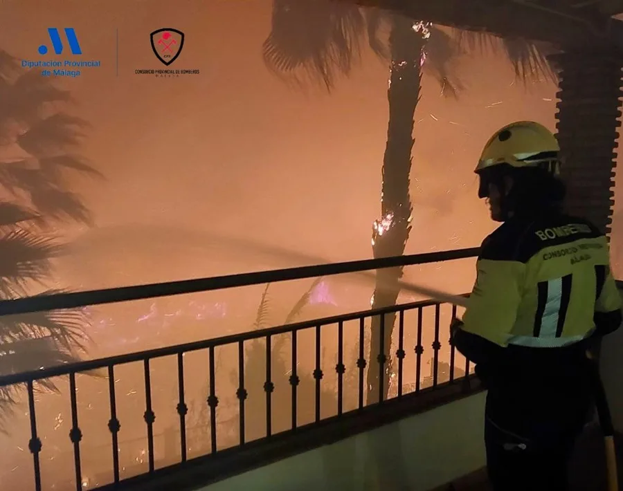 Incendio urbano declarado en la madrugada de este jueves en Benalmádena (Málaga).