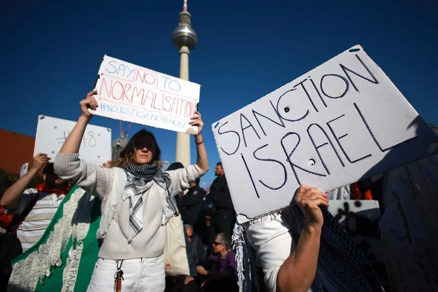 Manifestantes sujetan pancartas durante una protesta en Berlín contra el genocidio en Gaza
