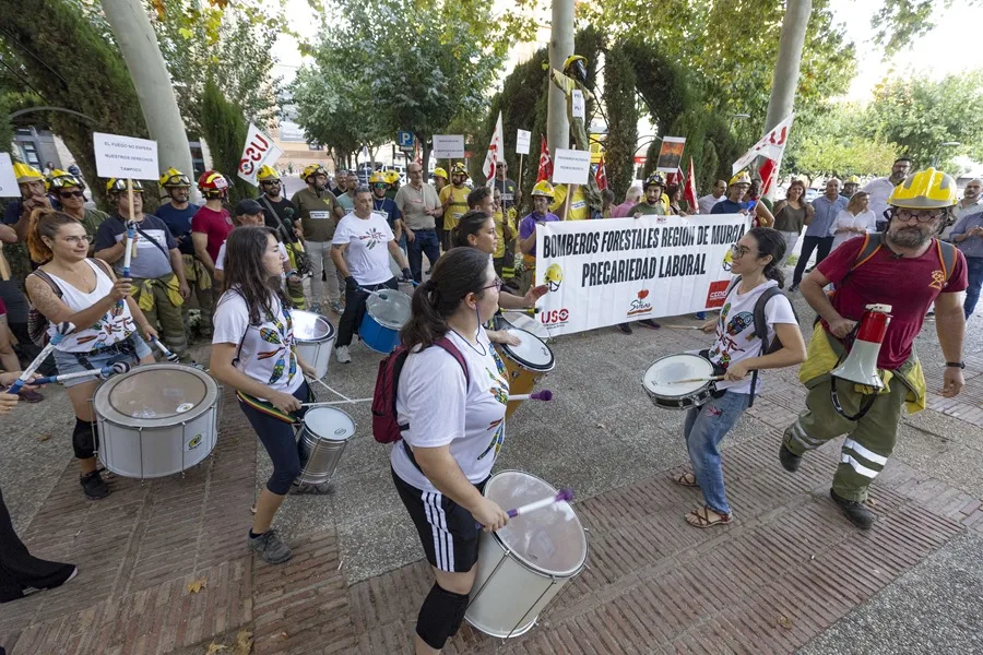 Decenas de bomberos forestales se han concentrado frente al Palacio de San Esteban, para denunciar la situación laboral de sus trabajadores. 