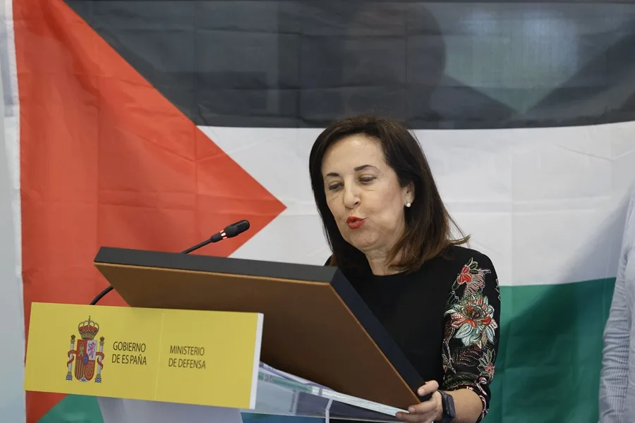 La ministra de defensa, Margarita Robles, asiste este jueves a la firma del hito de aceptación de la Fragata F-111, en el astillero de Navantia Ferrol