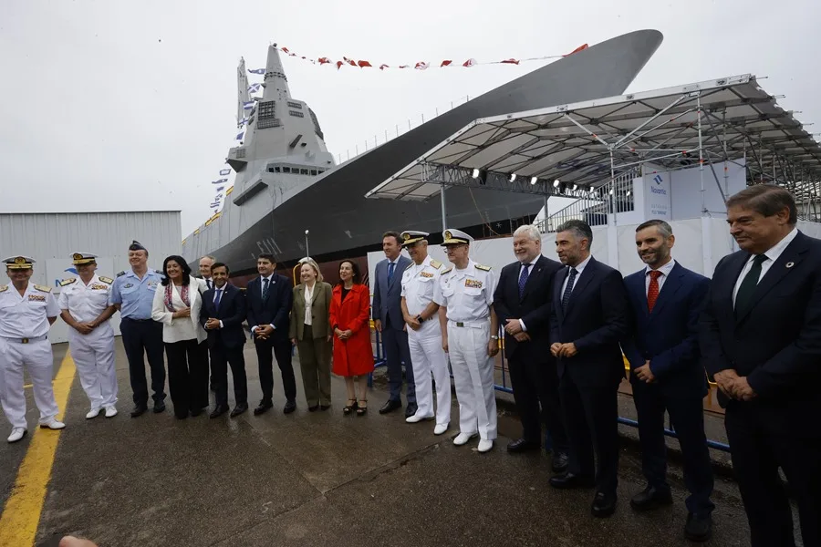 La ministra de defensa, Margarita Robles (c-izda), asiste este jueves a la firma del hito de aceptación de la Fragata F-111, en el astillero de Navantia Ferrol.