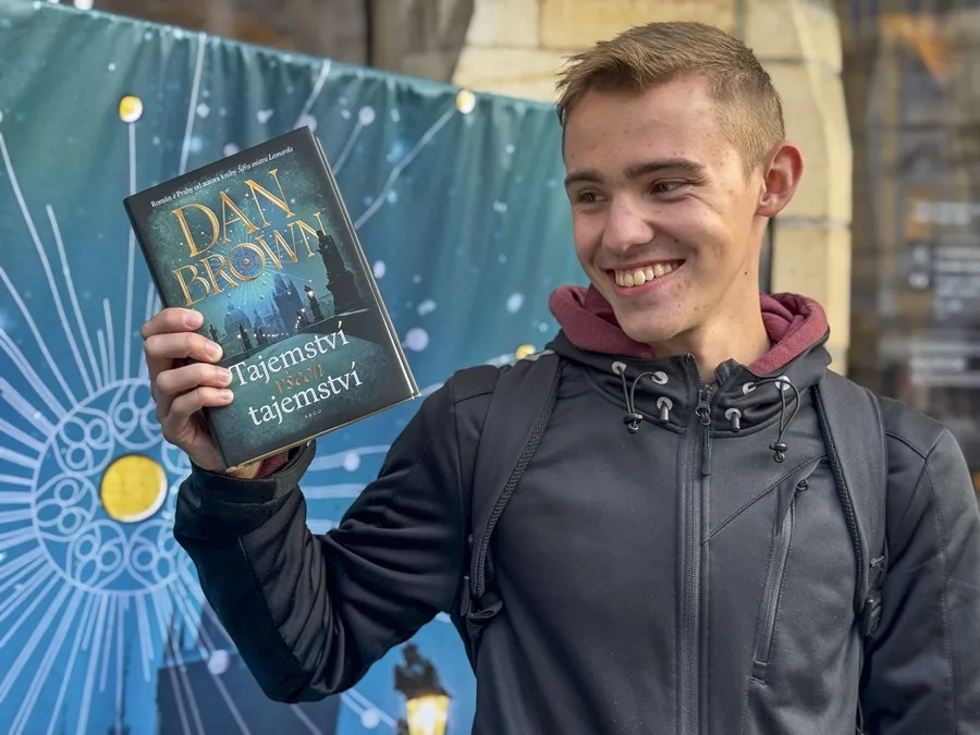 Un joven sostiene este martes en sus manos la nueva novela de Dan Brown sobre Robert Langdon, El secreto de los secretos, en la Plaza del Ayuntamiento de la Ciudad Vieja de Praga