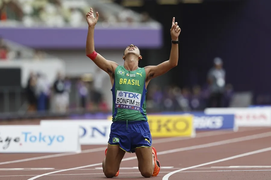 caio Bonfim, de Brasil, celebra tras cruzar la línea de meta y ganar la prueba masculina de 20 kilómetros marcha en el Campeonato Mundial de Atletismo 2025 en Tokio, Japón.
