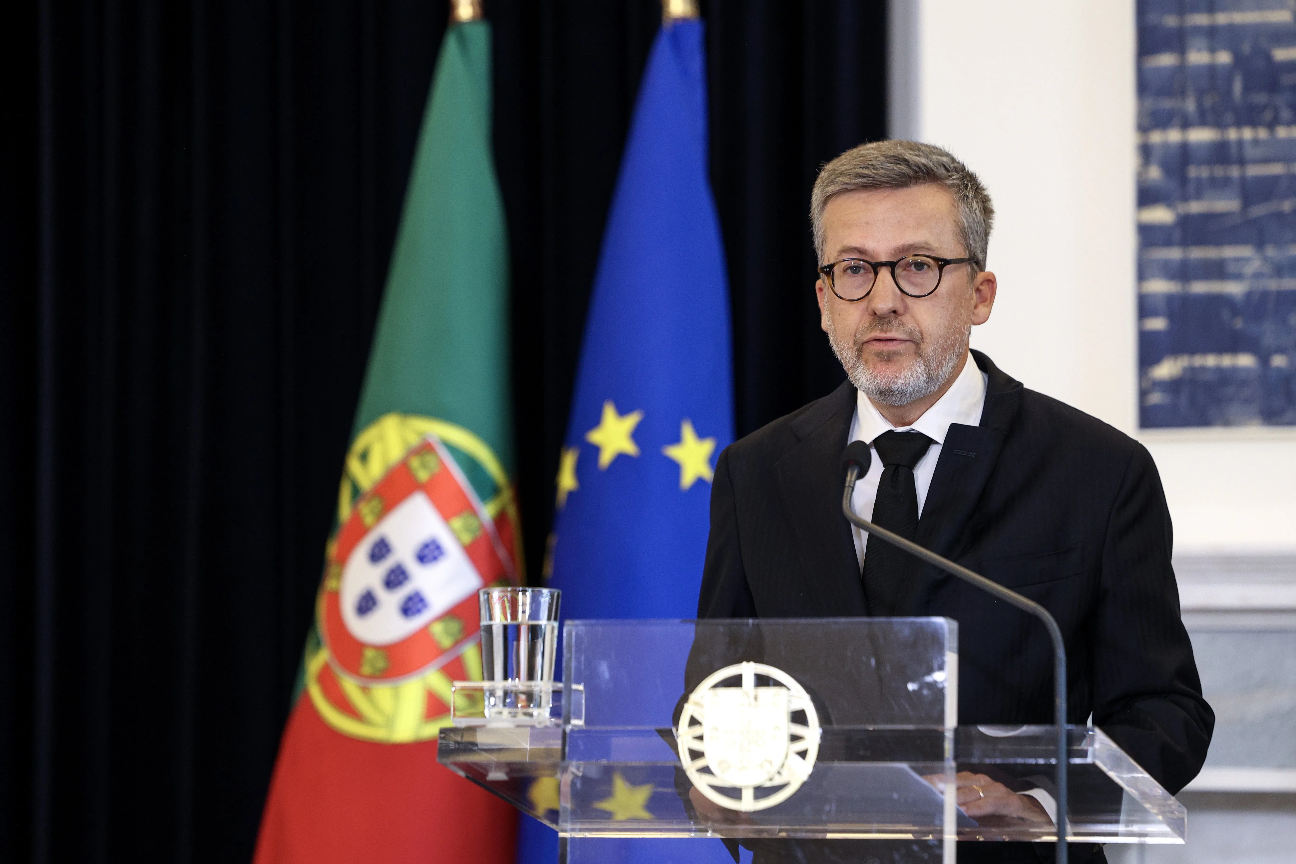 El alcalde de Lisboa, Carlos Moedas, habla con la prensa tras la reunión del Consejo de Ministros celebrada en la residencia oficial del Primer Ministro en el Palacio de S. Bento, Lisboa, Portugal.