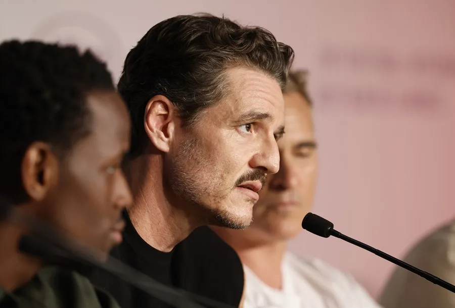 Pedro Pascal asiste a la rueda de prensa de 'Eddington' durante el 78.º Festival de Cine de Cannes