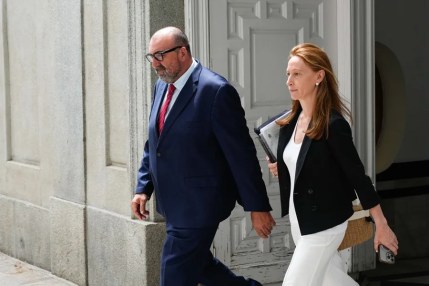 El exasesor del exministro José Luis Ábalos, Koldo García (i), a su salida del Tribunal Supremo.