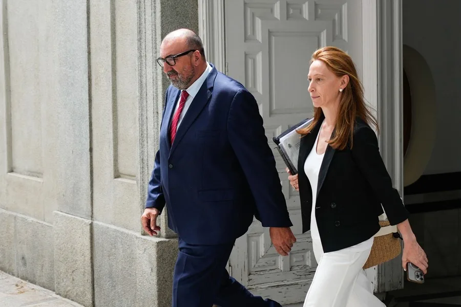 El exasesor del exministro José Luis Ábalos, Koldo García (i), a su salida del Tribunal Supremo.