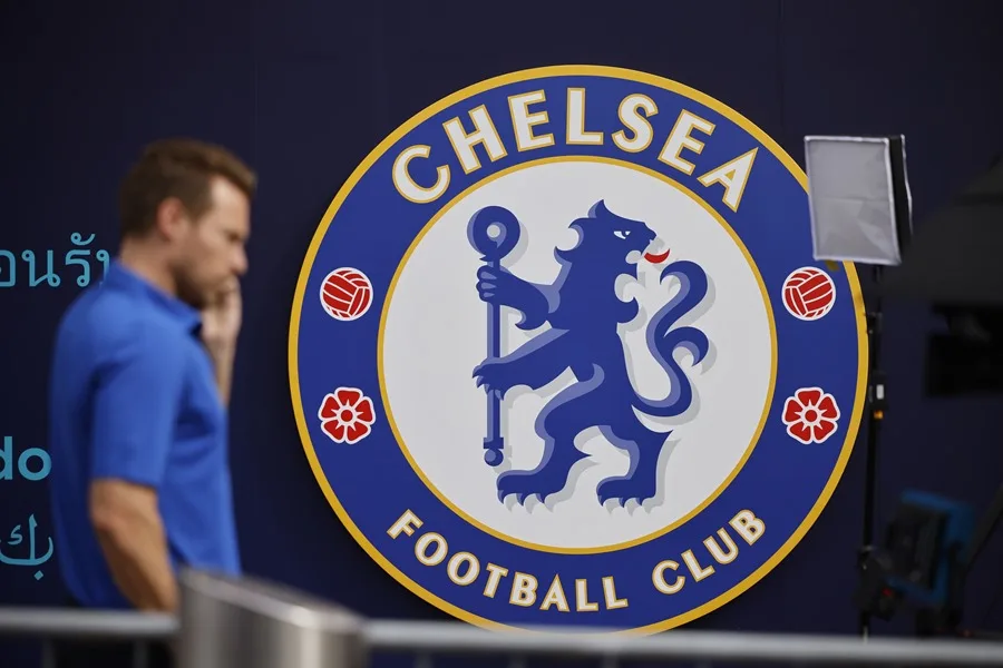 El logo del Chelsea en el exterior del Stamford Bridge de Londres