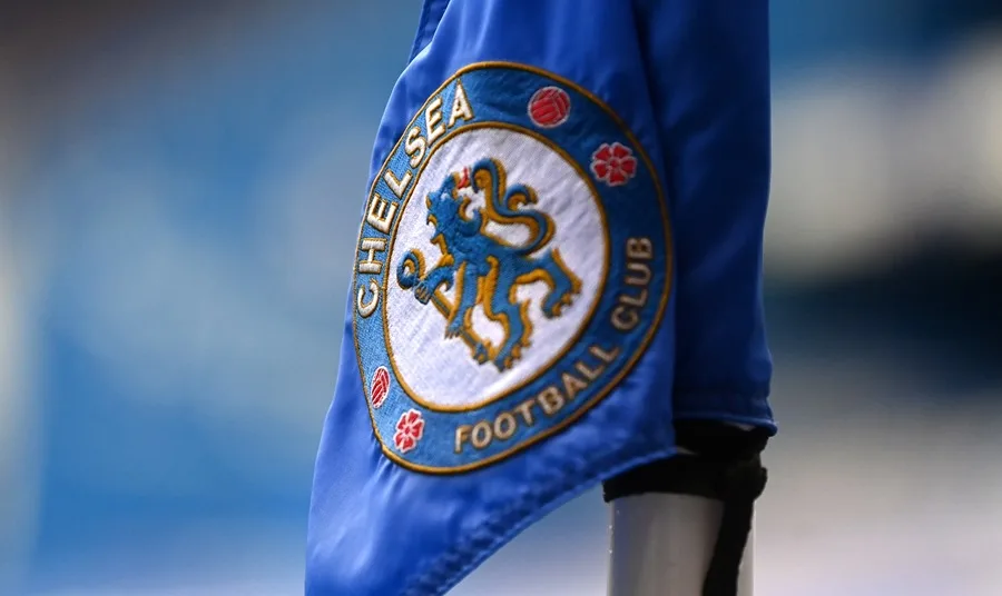 El logo del Chelsea en un banderín de córner antes del partido de la Premier League inglesa entre el Chelsea FC y el Fulham FC en Londres